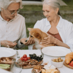 Descubra o que cachorro pode comer com segurança. Veja a lista completa de alimentos permitidos e proibidos. Cuide bem do seu pet com esse guia essencial.